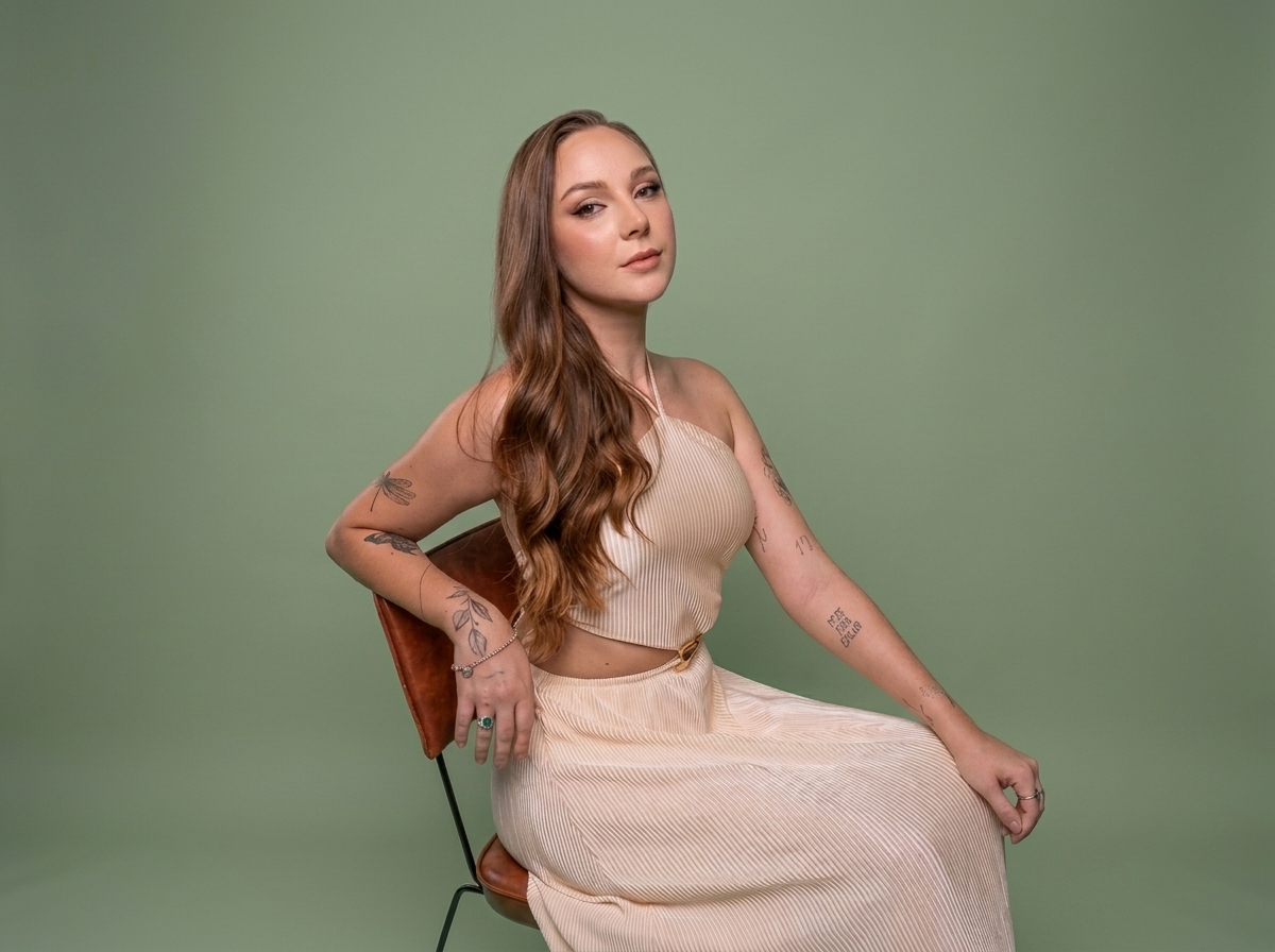 Retrato profissional de Jessica Trevisan de Avila — Esteticista · Visagista · Esp. Tricologia